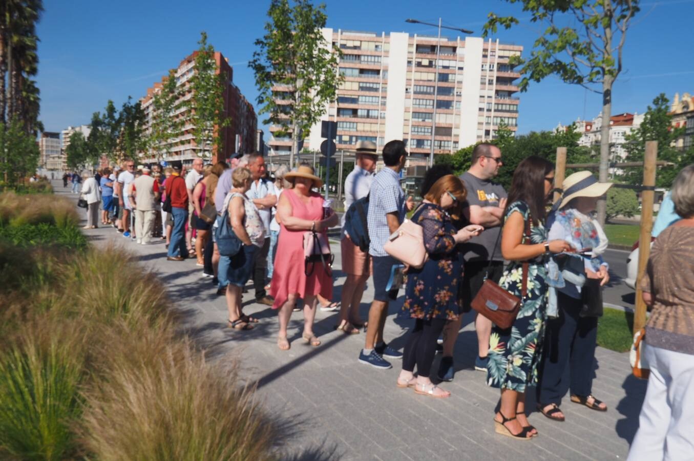 El crucero 'Arcadia' ha atracado este miércoles en Santander y permanecerá en la ciudad hasta las cuatro de la tarde. Es uno de los más grandes (290 metros de eslora) de la decena de cruceros programados para este año.