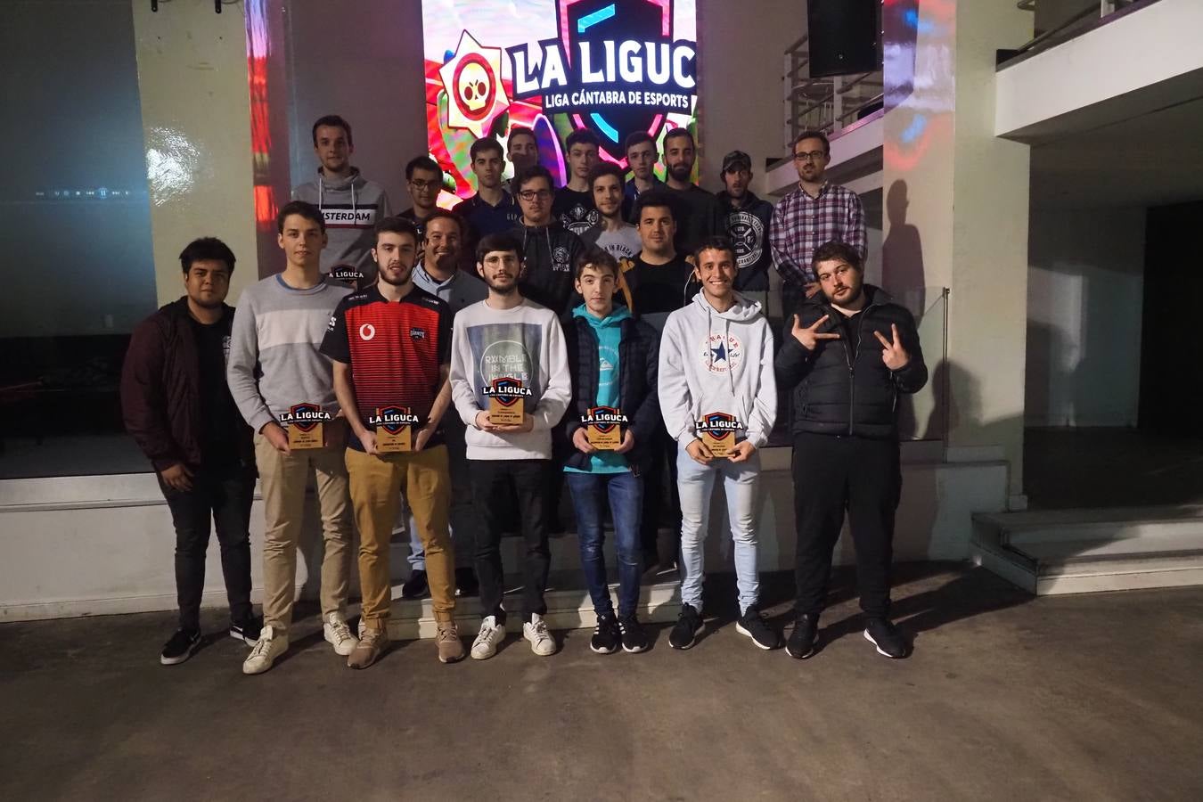 Foto de familia de los mejores del torneo, junto a organizadores y el equipo arbitral. 