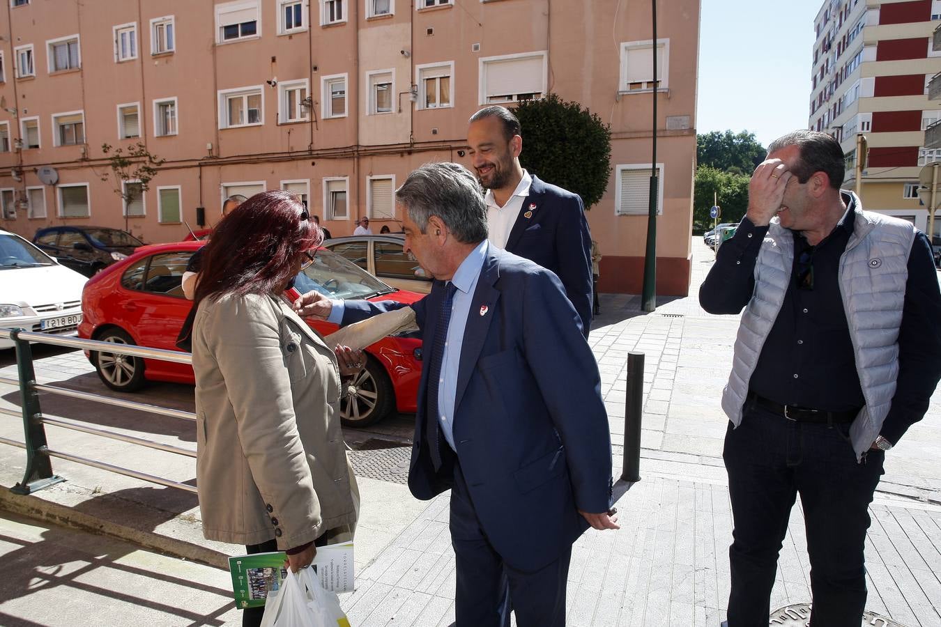 Los candidatos regionalistas a la Presidencia de Cantabria, Miguel Ángel Revilla, y a la Alcaldía de Torrelavega, Javier López Estrada,han visitado el barrio de La Inmobiliaria, donde han enumerado los proyectos que planean ejecutar en él