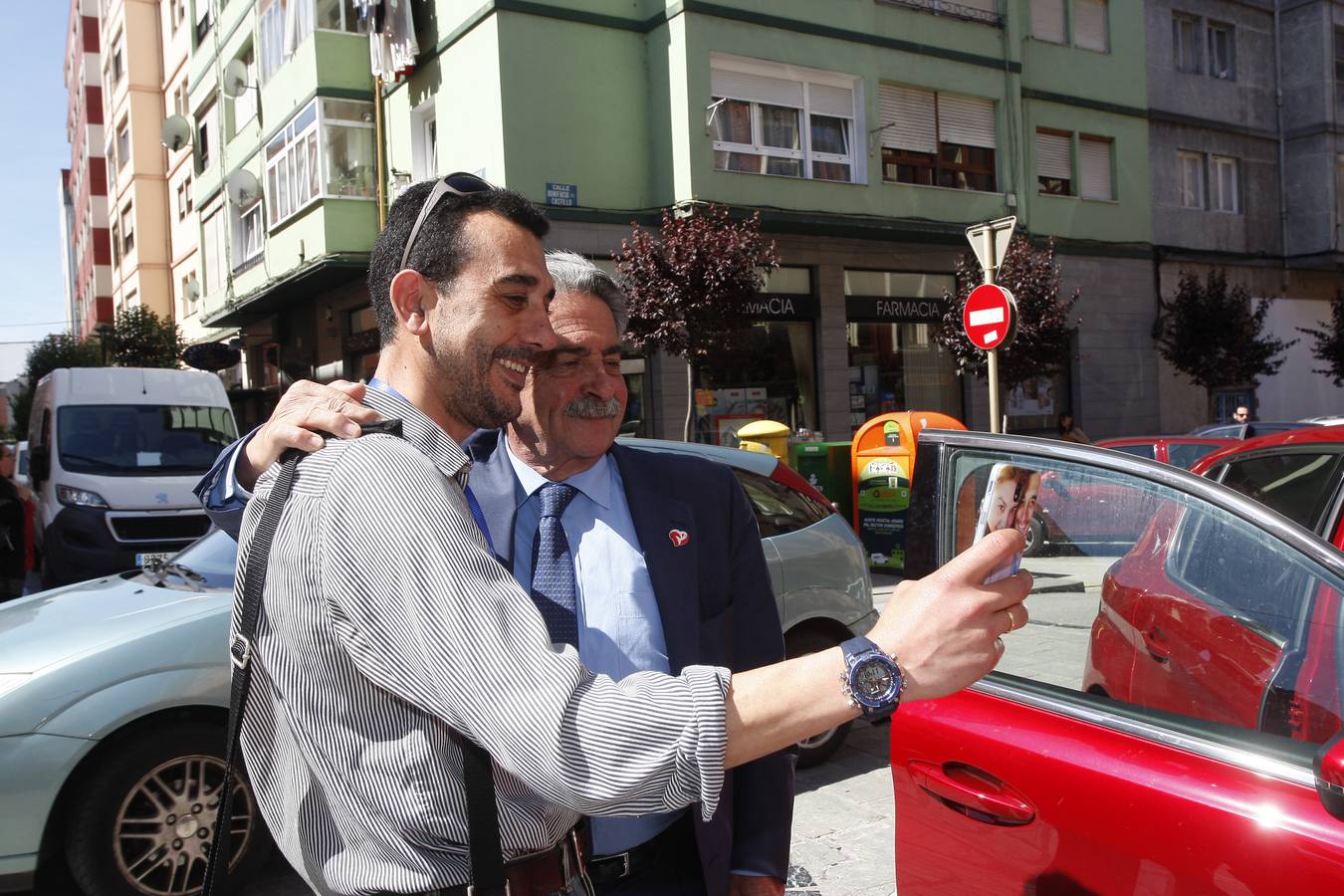 Los candidatos regionalistas a la Presidencia de Cantabria, Miguel Ángel Revilla, y a la Alcaldía de Torrelavega, Javier López Estrada,han visitado el barrio de La Inmobiliaria, donde han enumerado los proyectos que planean ejecutar en él