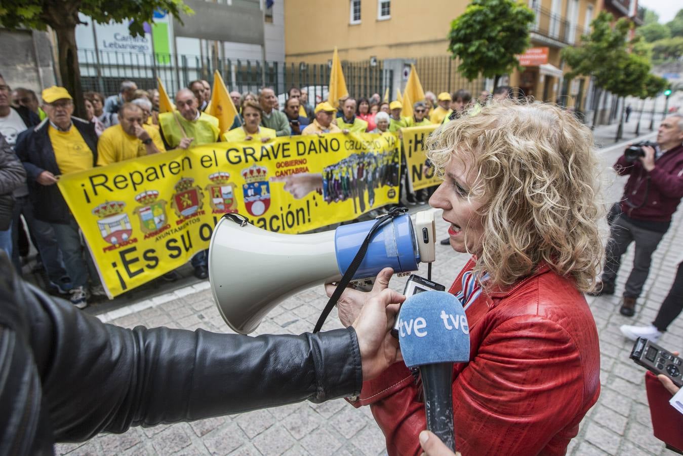 Imagen principal - Los afectados por los derribos creen que «esta vez el Gobierno tampoco va a darnos la solución definitiva»