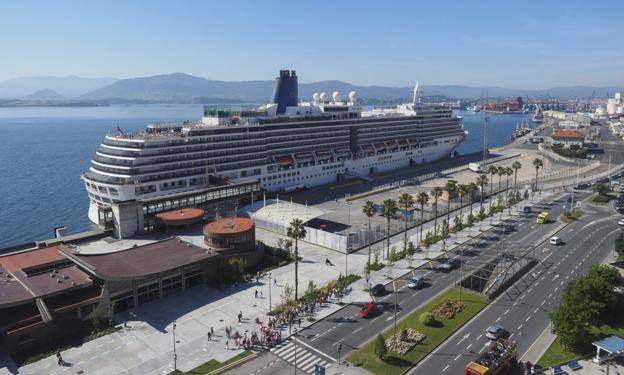 Vista del crucero 'Arcadia', atracado ayer en el muelle de la Estación Marítima. 