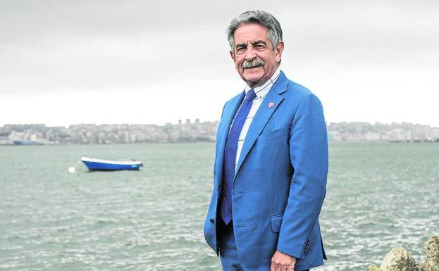 El presidente Miguel Ángel Revilla posa ante la bahía de Santander, a la altura de Raos. 