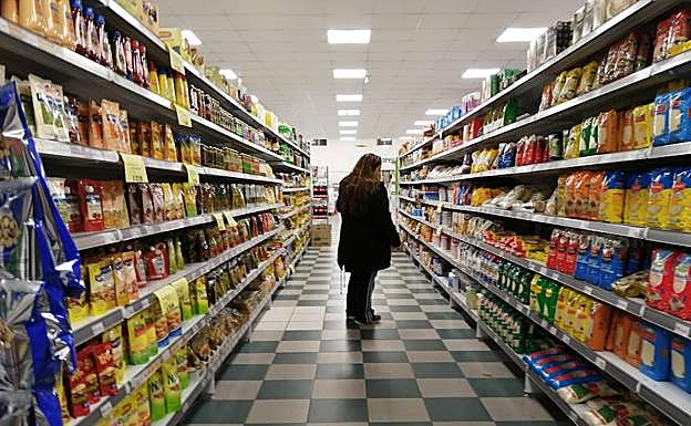 Una mujer en el supermercado.