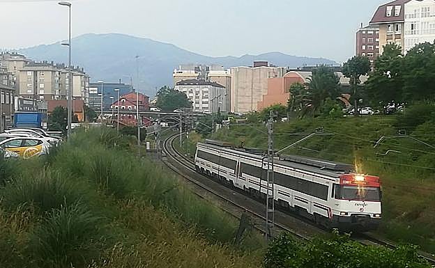 Tren de Cercanían a su paso por Maliaño-Muriedas.