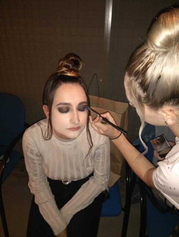 Ultimando detalles de maquillaje de una de las modelos.