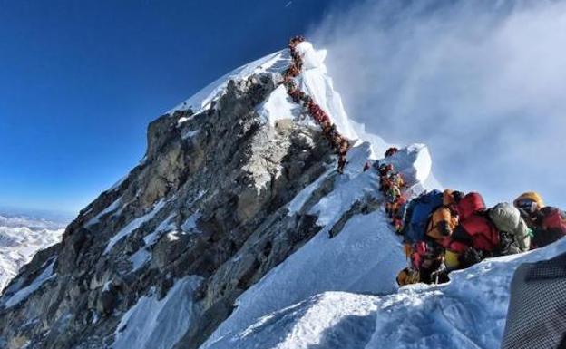 Decenas de montañeros hacen cola para llegar a la cumbre del Everest en una imagen tomada este jueves. 