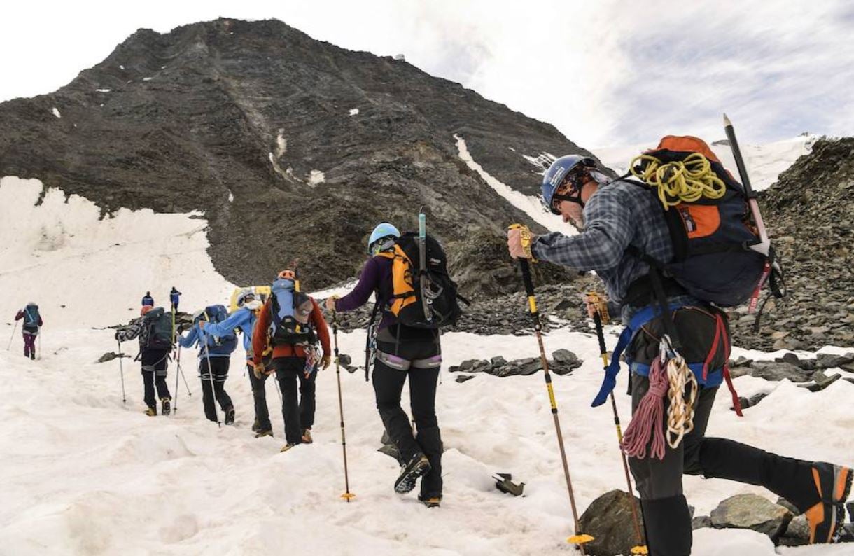 Un grupo de montañeros en las faldas del Mont Blanc.