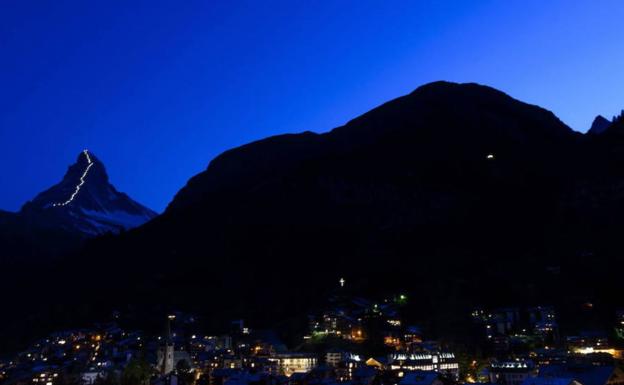 Espectacular vista del monte Cervino, iluminado en todo su trayecto hasta la cima para conmemorar el 150 aniversario de la primera ascensión a la cima suiza. 