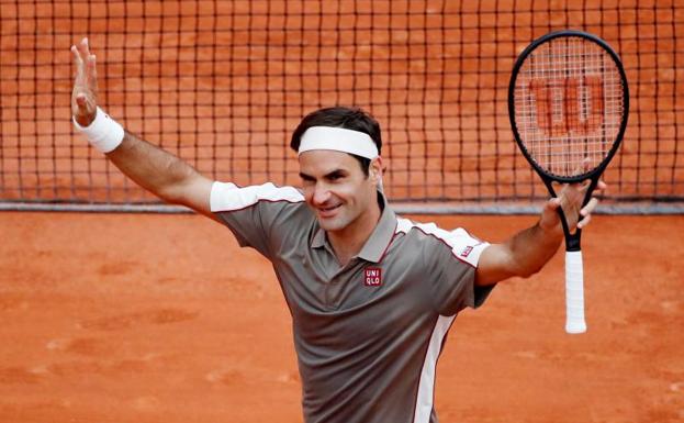 Roger Federer celebra la vicotoria ante Lorenzo Sonego.
