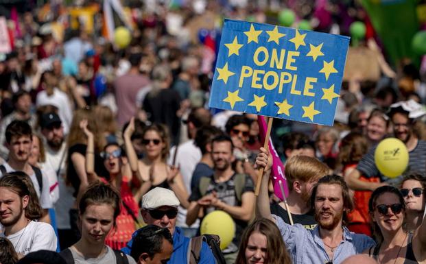 Un joven exhibe una pancarta en favor de la cohesión de la UE durante una manifestación celebrada el pasado domingo en Berlín. 