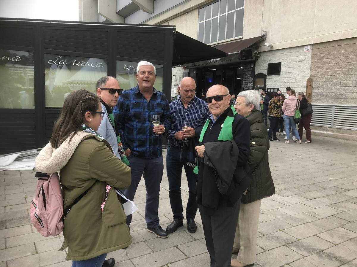 Los aficionados verdiblancos repartidos por la ciudad toman fuerzas para animar durante el partido ante el Atlético Baleares.