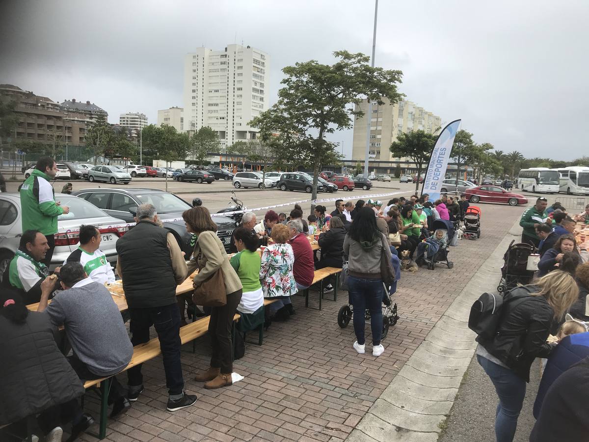 Los aficionados verdiblancos repartidos por la ciudad toman fuerzas para animar durante el partido ante el Atlético Baleares.