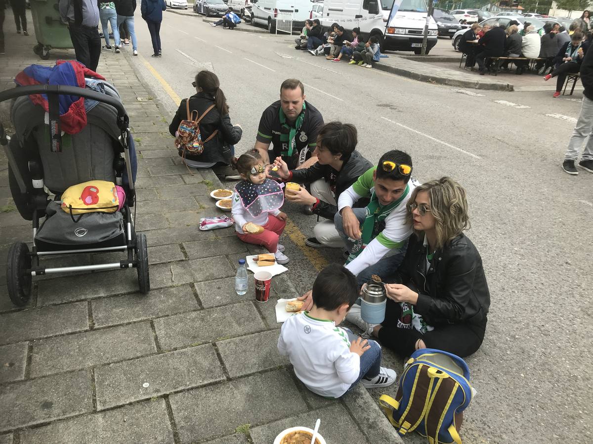 Los aficionados verdiblancos repartidos por la ciudad toman fuerzas para animar durante el partido ante el Atlético Baleares.