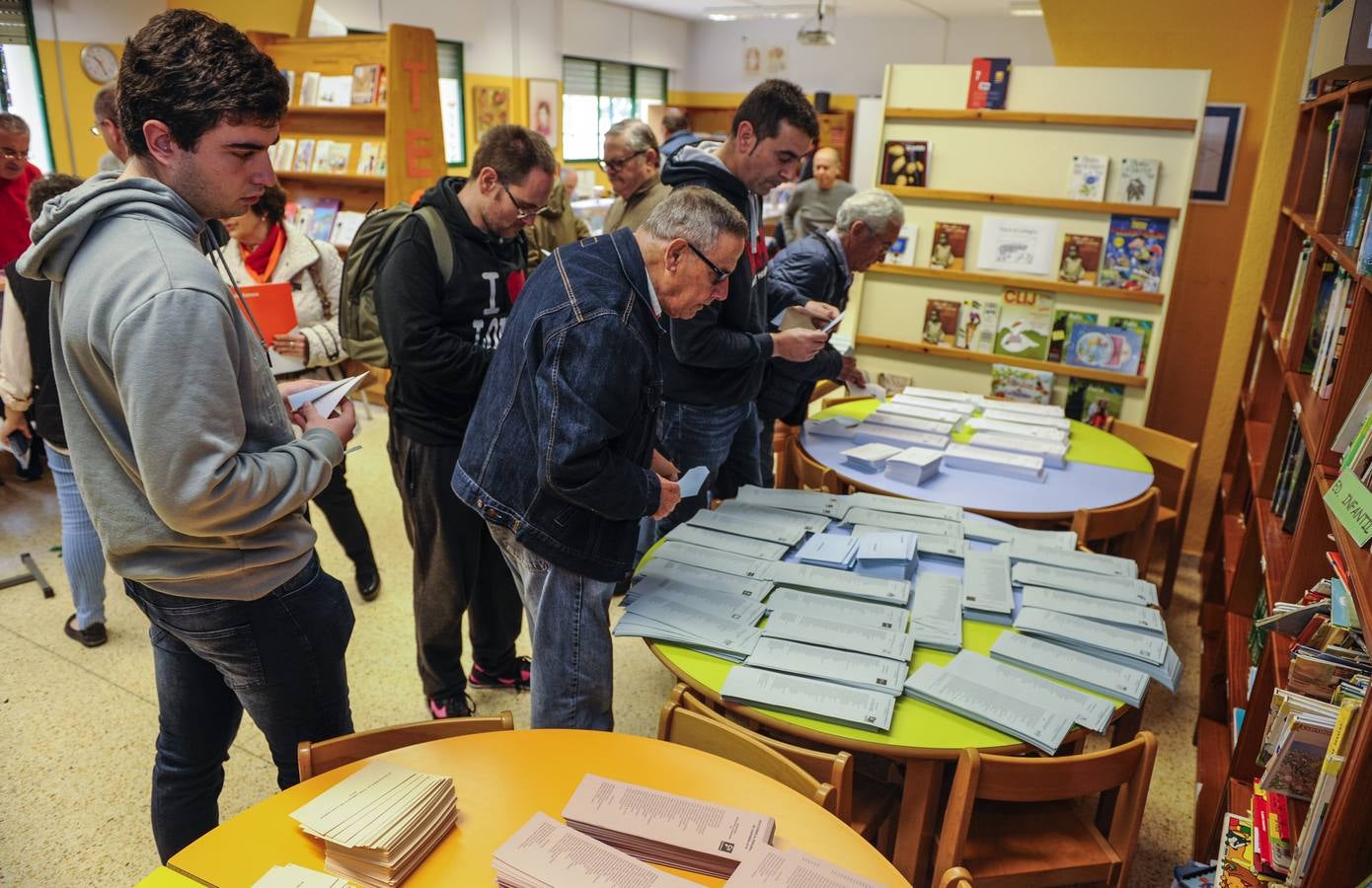 Votante en el colegio María Sanz de Sautuola de Santander.