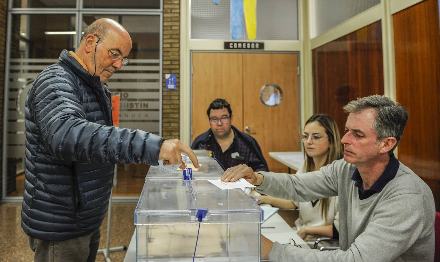 Votación en el colegio de Los Agustinos de Santander.