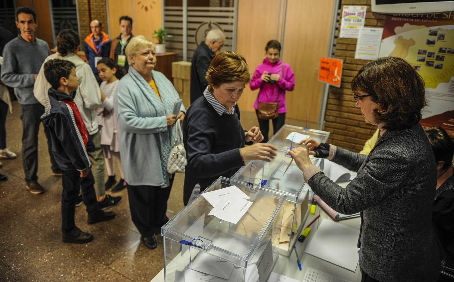 Votación en el colegio de Los Agustinos de Santander.