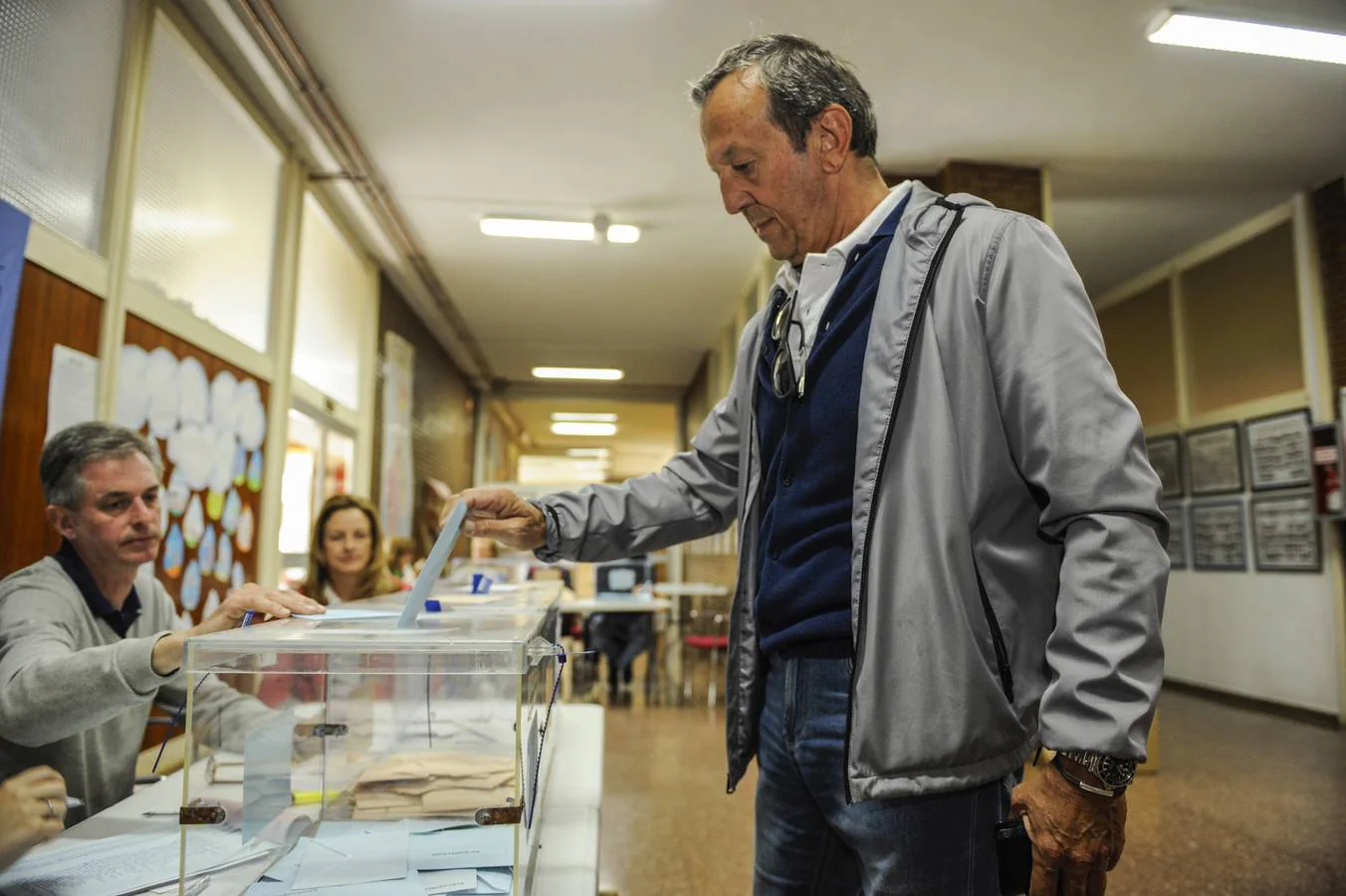 Votación en el colegio de Los Agustinos de Santander.