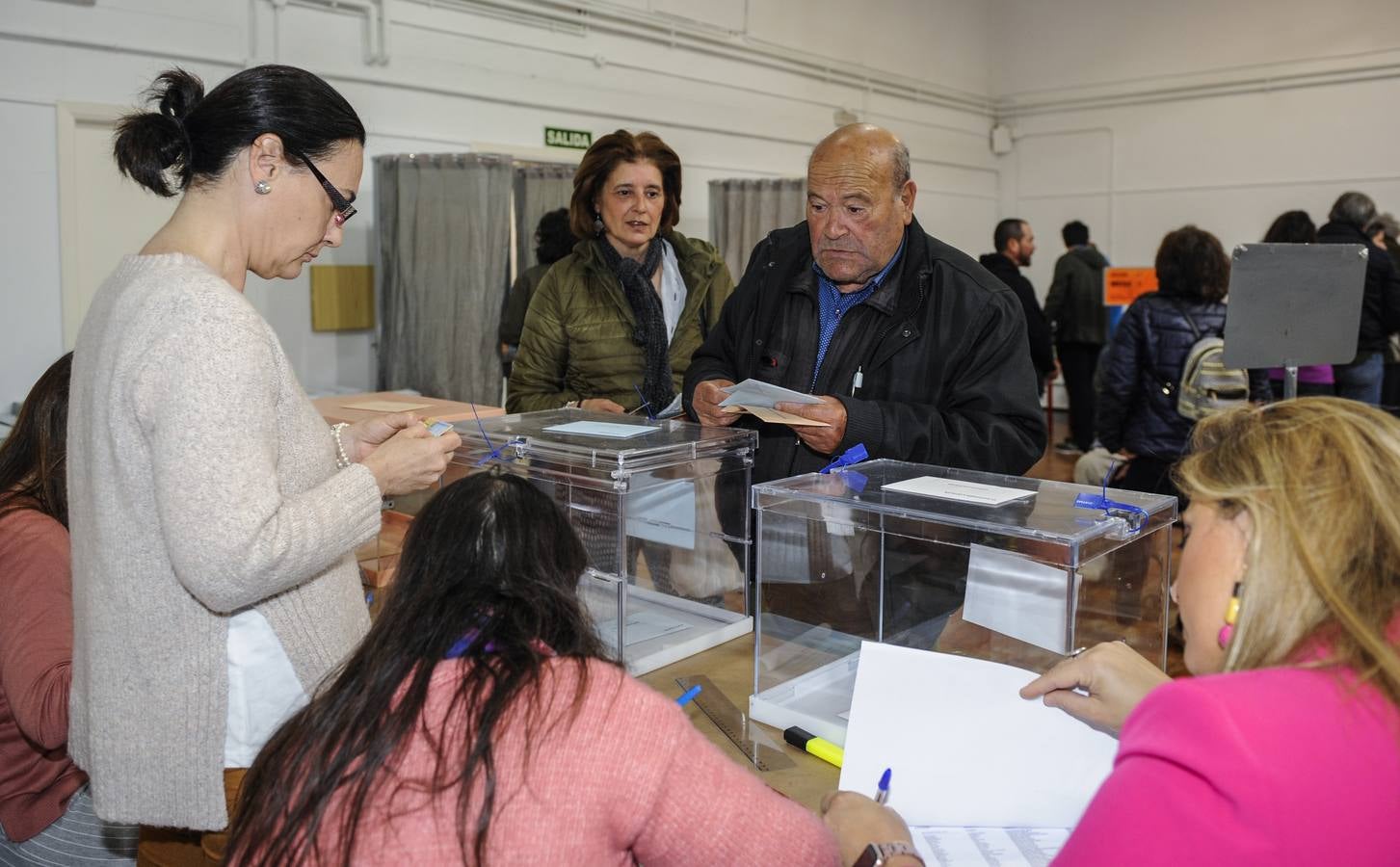 Papeletas en el colegio Eloy Villanueva de Santander.