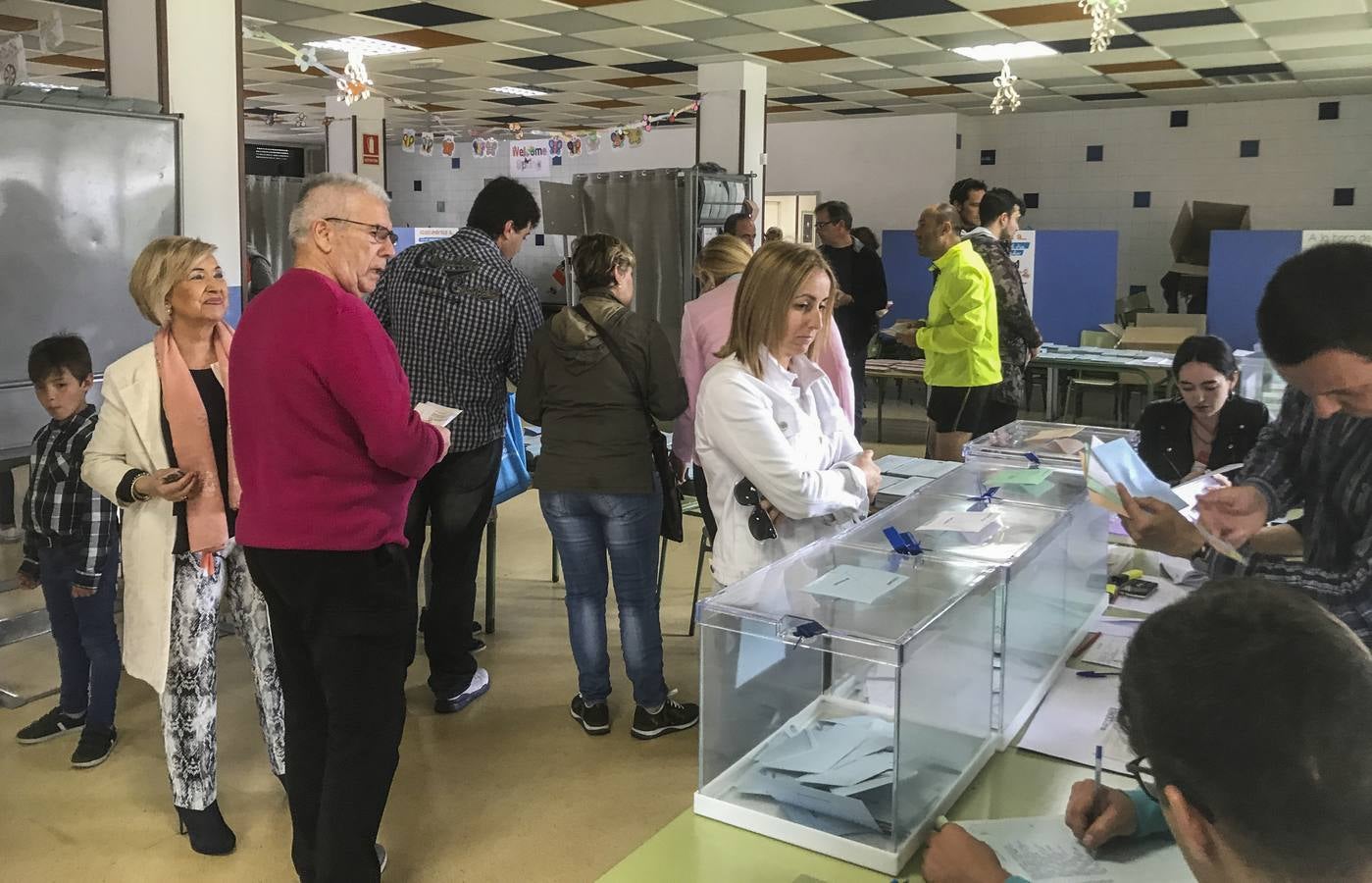 Votaciones en un colegio electoral en Bezana.