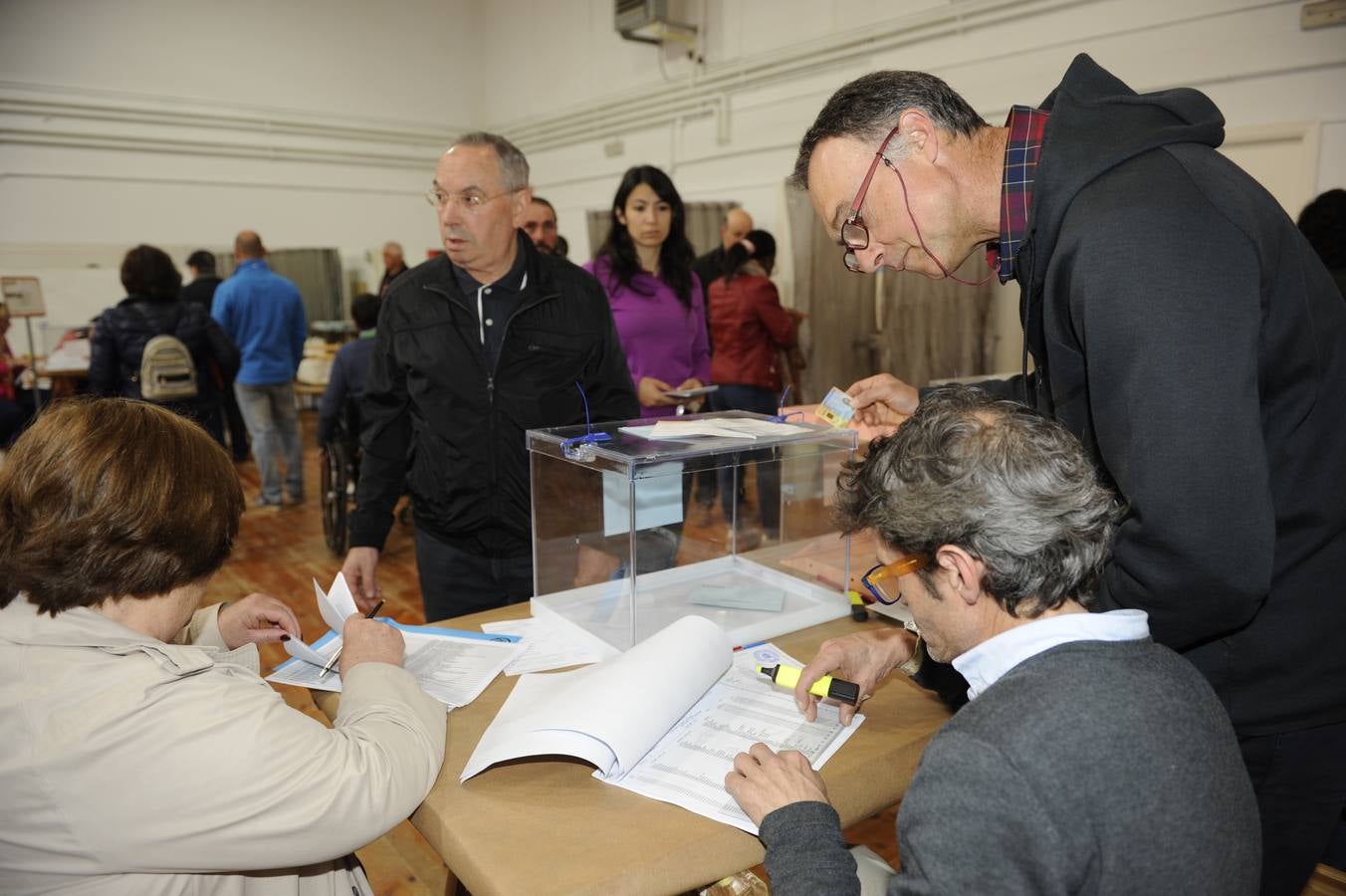 Más de medio millón de cántabros están llamados este domingo a votar en los comicios europeos, autonómicos y municipales, en la segunda jornada electoral en un mes, tras las generales del 28 de abril 