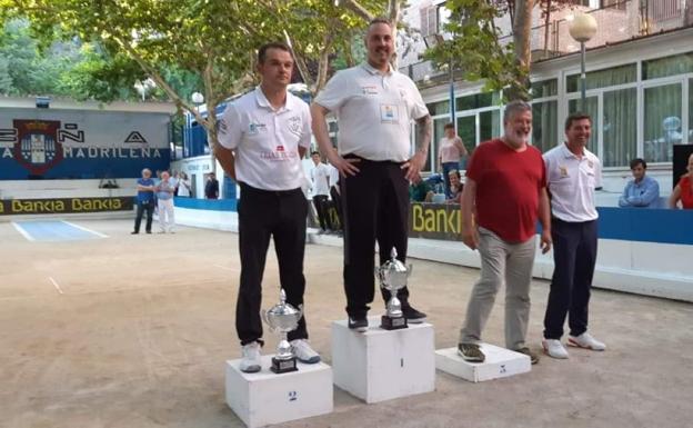 Carlos García, en el centro del podio, junto a Óscar González e Iñi Pedrosa. 