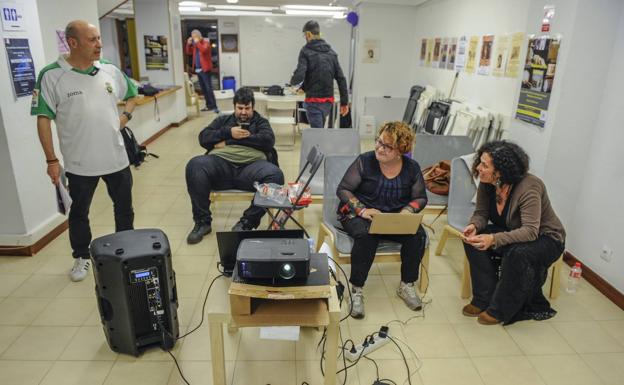 Ambiente en la sede de Podemos durante el escrutinio.