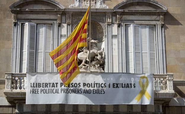 Torra vuelve a colgar el lazo y la pancarta a favor de los presos en el Palau de la Generalitat