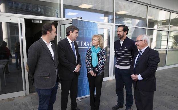 Díaz Tezanos (centro) charla con el director general de Mare, Felipe Lavín; el director general de El Diario, Ignacio Pérez; el director general del IH Cantabria, Raúl Medina, y el director general de Medio Ambiente, Miguel Ángel Palacio.