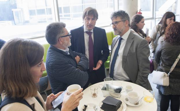 Durante la pausa del café, los ponentes intercambiaron opiniones.