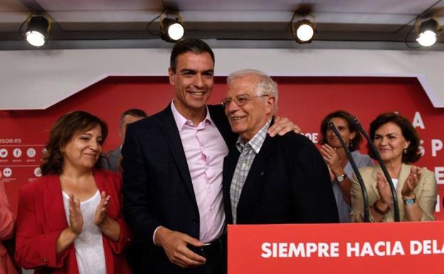 Pedro Sánchez se abraza con Josep Borrell.