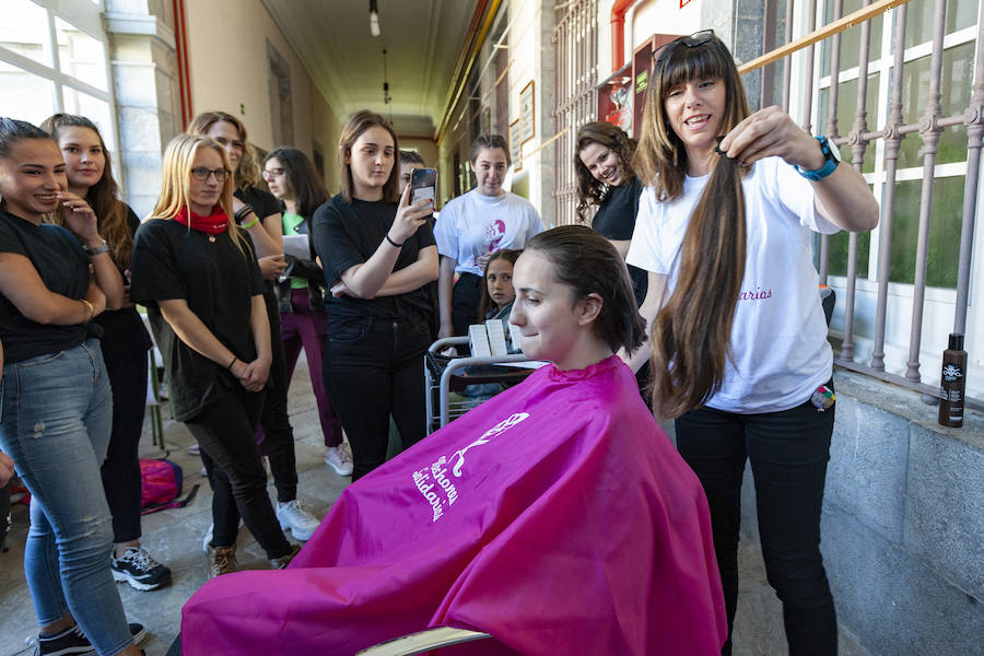 El alumnado de Formación Profesional Básica de Peluquería y Estética del Instituto Marqués de Manzanedo celebró un evento para recaudar fondos para 'Mechones Solidarios'