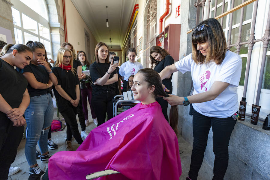 El alumnado de Formación Profesional Básica de Peluquería y Estética del Instituto Marqués de Manzanedo celebró un evento para recaudar fondos para 'Mechones Solidarios'