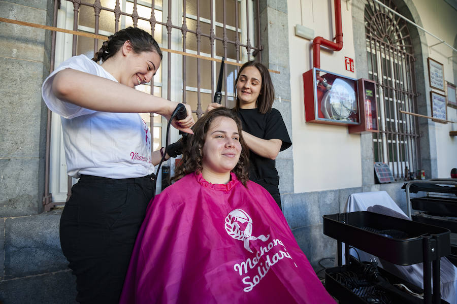 El alumnado de Formación Profesional Básica de Peluquería y Estética del Instituto Marqués de Manzanedo celebró un evento para recaudar fondos para 'Mechones Solidarios'