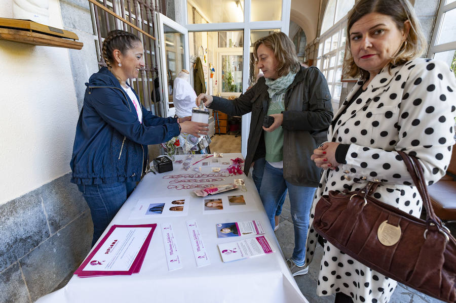 El alumnado de Formación Profesional Básica de Peluquería y Estética del Instituto Marqués de Manzanedo celebró un evento para recaudar fondos para 'Mechones Solidarios'