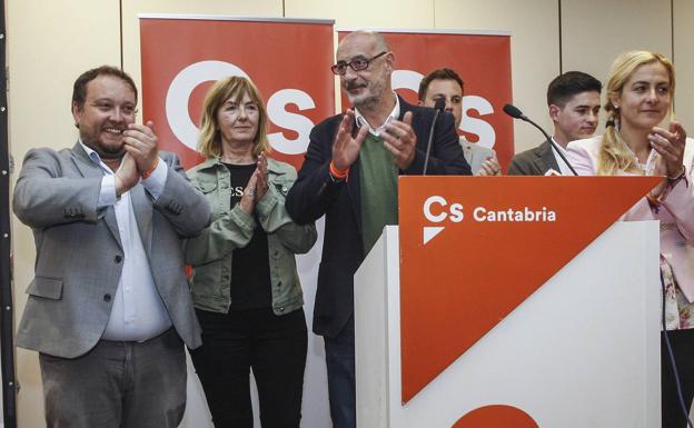 Félix Álvarez, en el centro, agradece a los militantes su esfuerzo durante la campaña, el lunes de madrugada en el Hotel Bahía de Santander. 