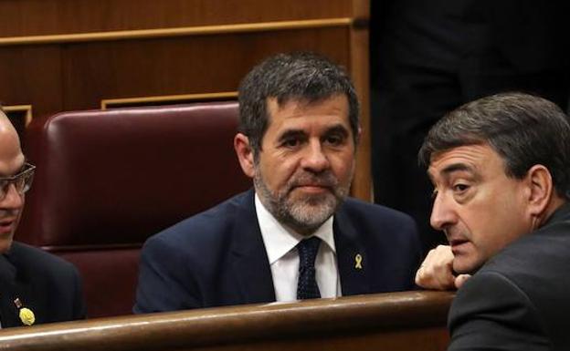 Jordi Sánchez (ctro), durante la constitución del Congreso de los Diputados.