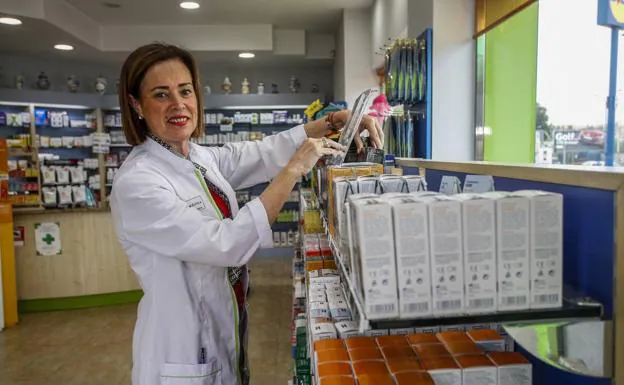 La candidata del PP a la Alcaldía, Marta Fernández-Teijeiro, ayer en su farmacia de Sierrapando. 