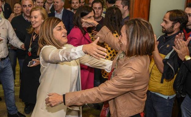 Sáenz de Buruaga se abraza con Marta Fernández-Teijeiro tras conocer los resultados del 26-M, en el hotel Santemar. 