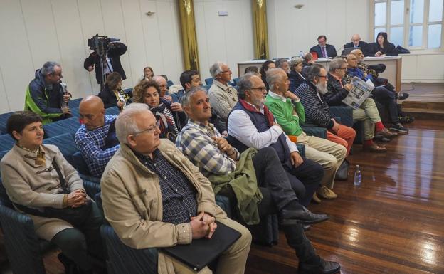 Ayer comparecieron ante el Juzgado de lo Penal Número 3 de Santander Fernando Muguruza, Rufino Díaz Helguera, Jaime Díez Muro, Juan Tomás Molinero, Concepción Carranza, José Miguel Rodríguez López, Ana Zubiaurre, Elisa Cantera, Salvador Hierro, Santiago Vélez, Joaquín Antuñano, Javier Zurbano, Paulino Lavín, Víctor Echevarría, Marta González, Guzmán Miranda, Pedro Olano, Teresa Pérez Barreda, María del Carmen Villanueva y César Saiz.