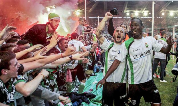 Ander Lafuente y Koné celebran el ascenso de 2014 sobre el césped de los Campos de Sport. Fue el año del plante. 