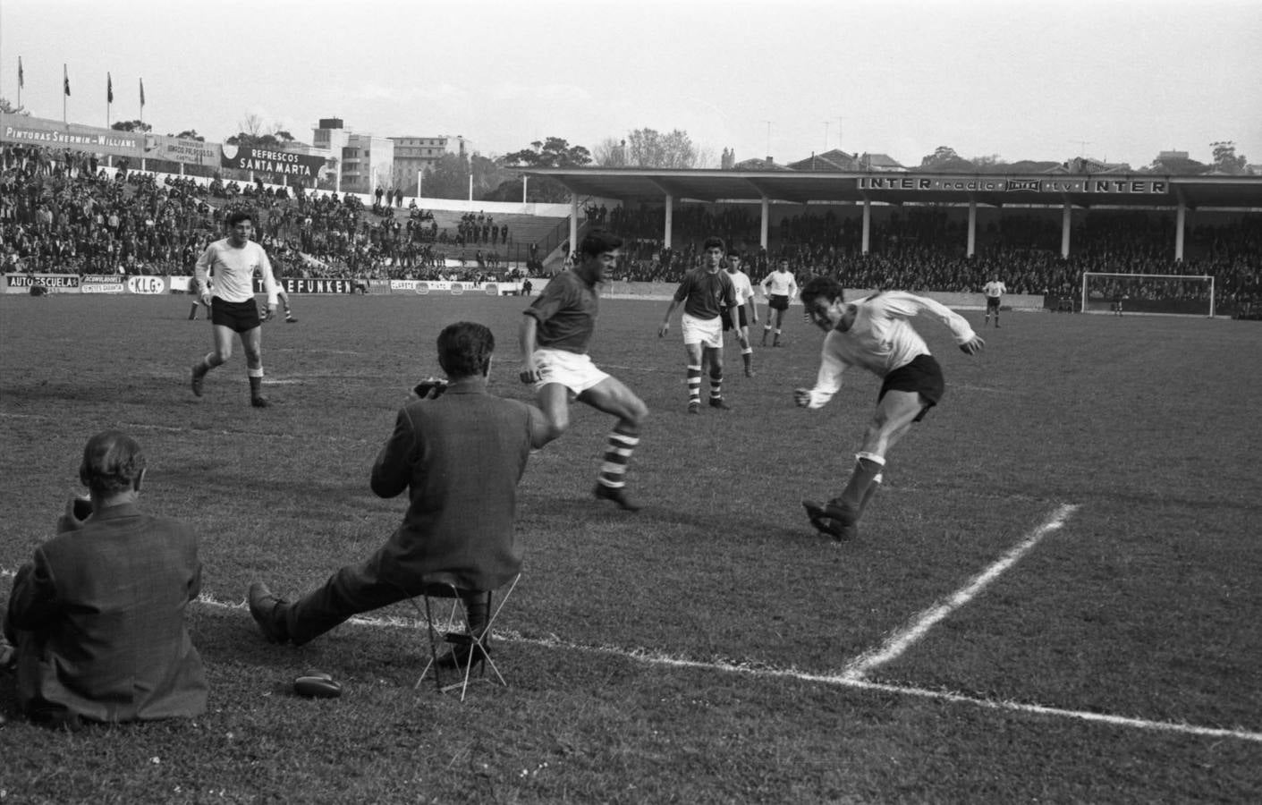 Fotorreporteros en un partido disputado por el Real Racing Club en los antiguos Campos de Sport del Sardinero, 1965. Fondo Pablo Hojas Llama, Centro de Documentación de la Imagen de Santander, CDIS, Ayuntamiento de Santander.