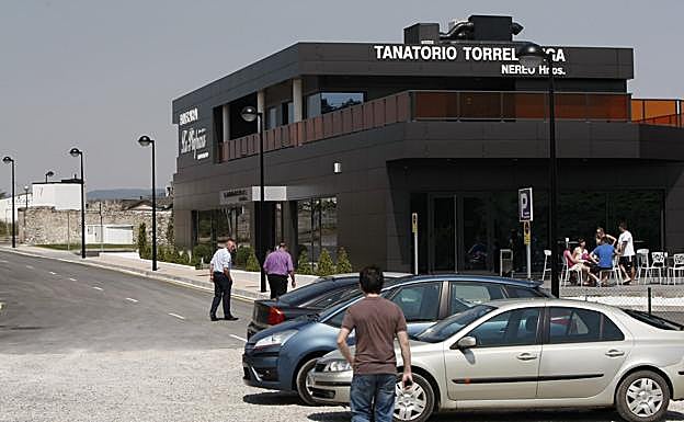 El tanatorio de Miravalles, inaugurado en 2013, tiene un vial de acceso desde el Bulevar Ronda. 