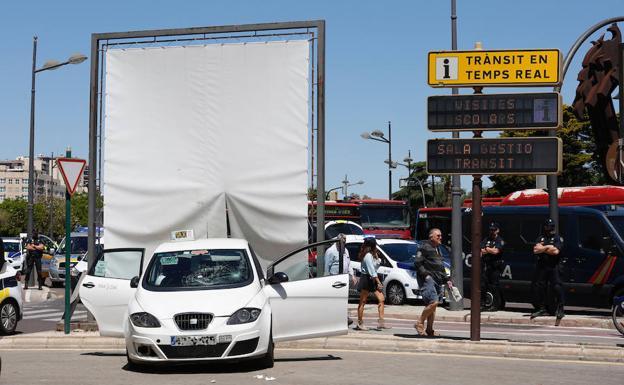 El taxi que este miércoles atropelló a cuatro jóvenes en Valencia.