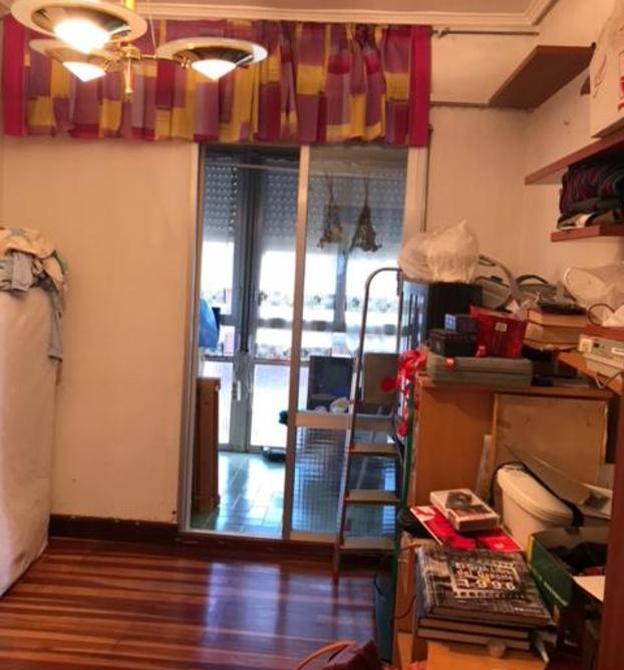 Una habitación antes de la reforma para convertirse en zona de estudio.