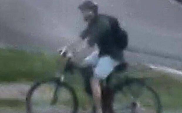 Imagen tomada por las cámaras de seguridad del presunto autor del atentado de Lyon alejándose del lugar en bicicleta.