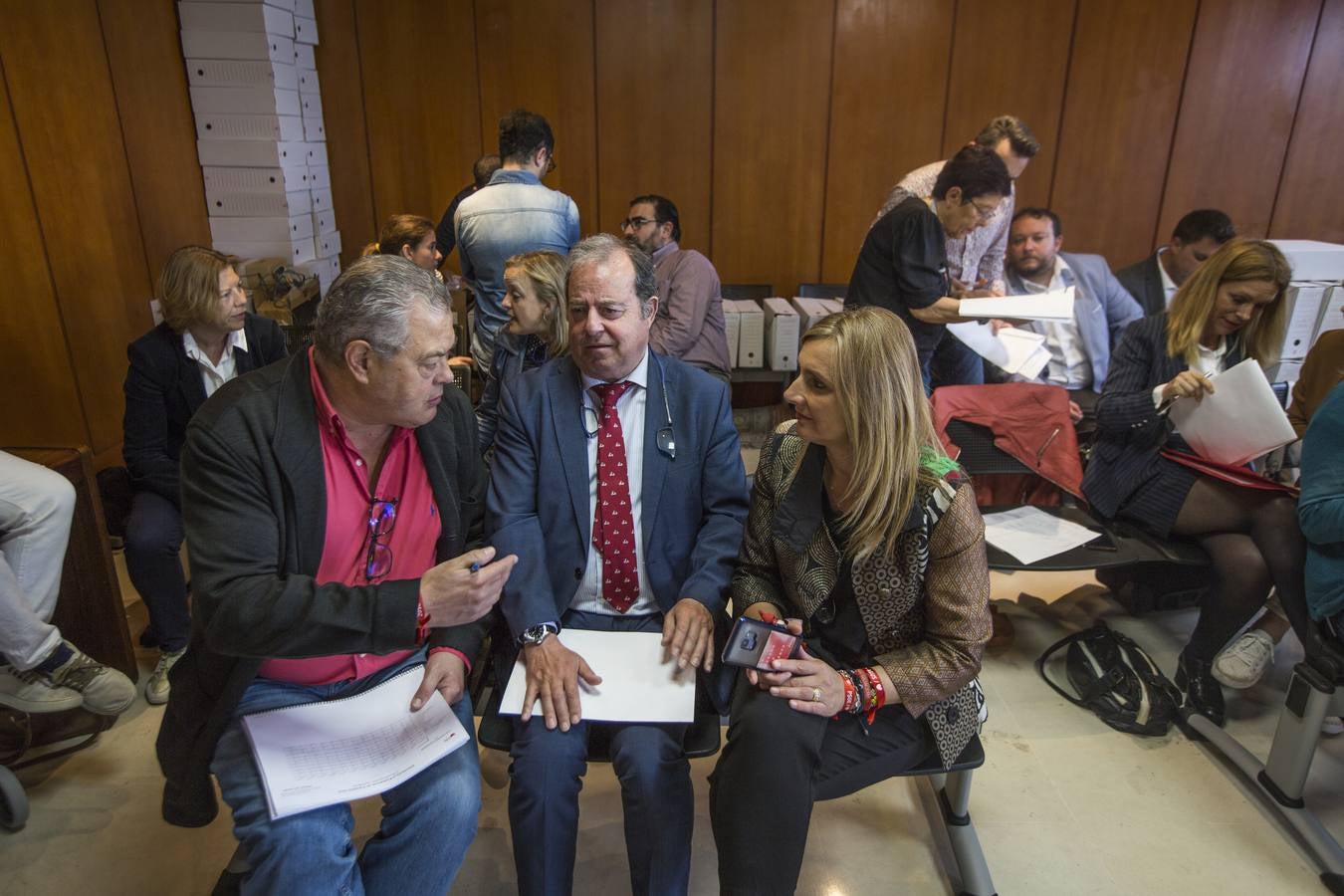 Miembros de la Junta Electoral y representantes de partidos políticos, este jueves por la mañana en Las Salesas durante el recuento de votos de las elecciones autonómicas del 26 M, tras detectarse errores en el escrutinio, 