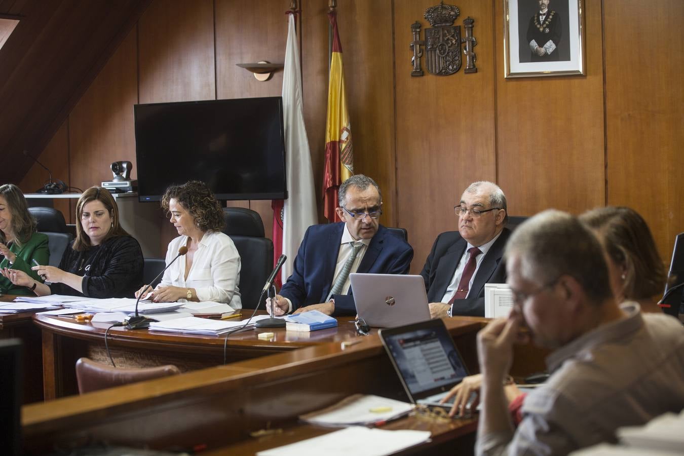 Miembros de la Junta Electoral y representantes de partidos políticos, este jueves por la mañana en Las Salesas durante el recuento de votos de las elecciones autonómicas del 26 M, tras detectarse errores en el escrutinio, 