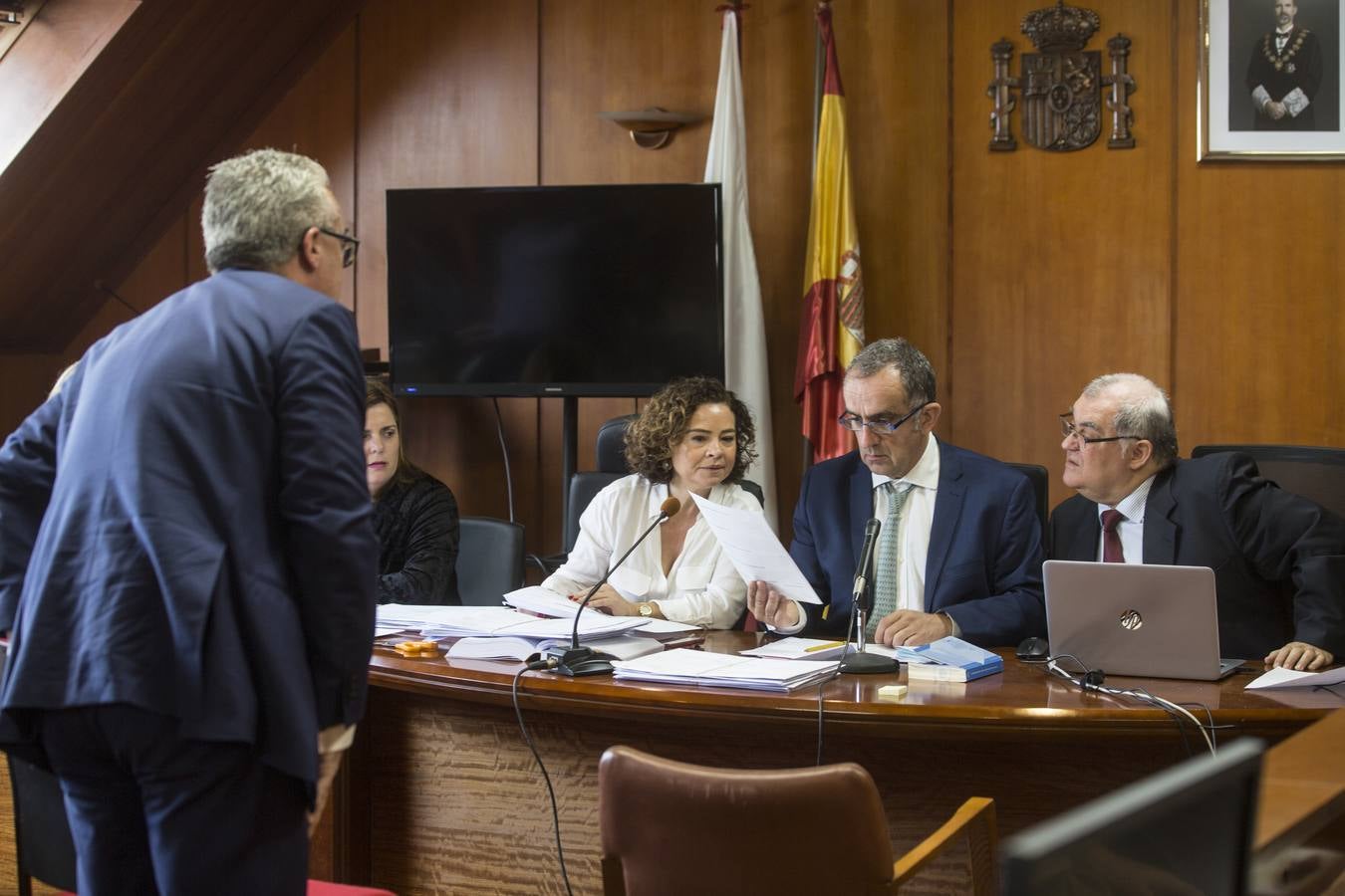 Miembros de la Junta Electoral y representantes de partidos políticos, este jueves por la mañana en Las Salesas durante el recuento de votos de las elecciones autonómicas del 26 M, tras detectarse errores en el escrutinio, 