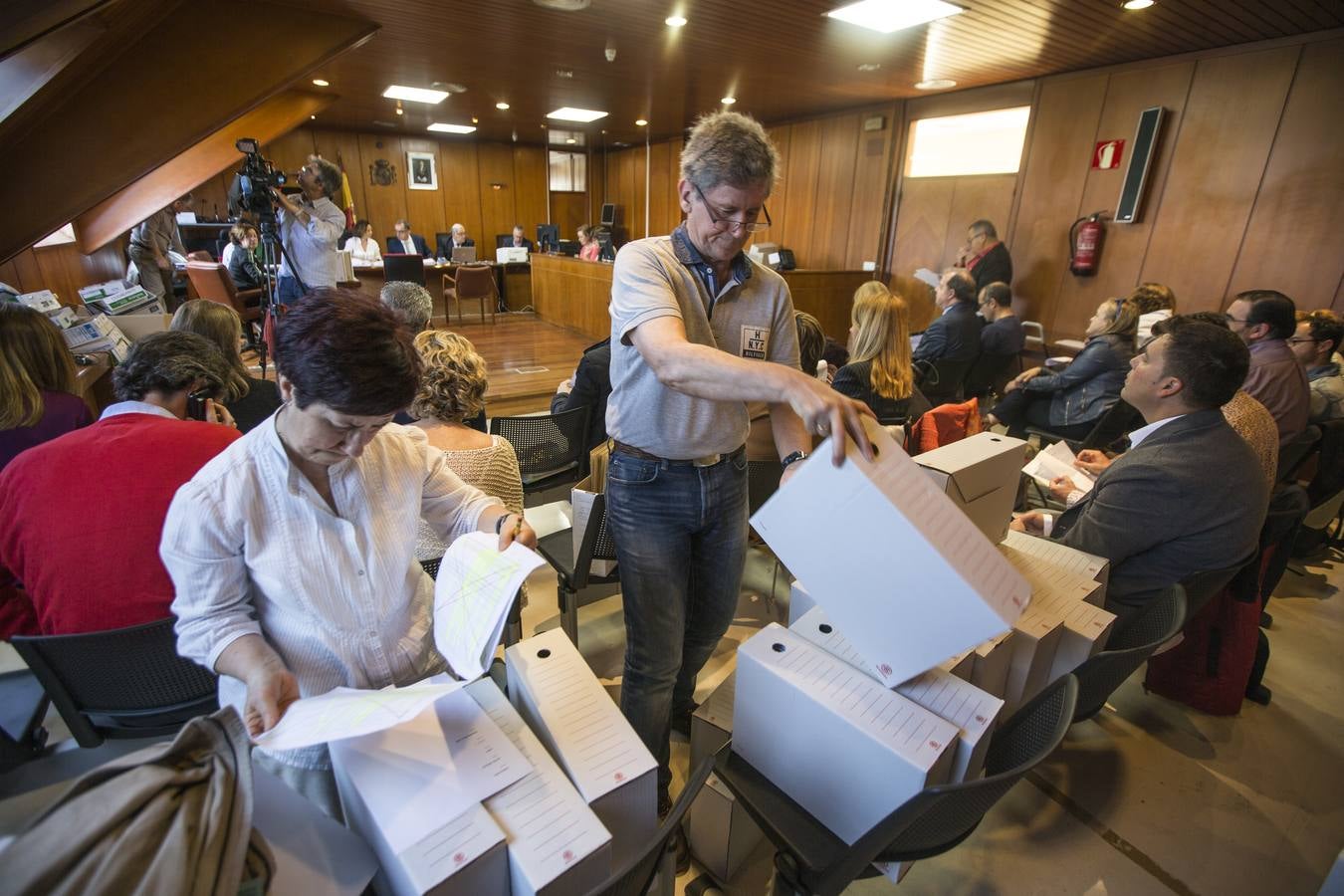 Miembros de la Junta Electoral y representantes de partidos políticos, este jueves por la mañana en Las Salesas durante el recuento de votos de las elecciones autonómicas del 26 M, tras detectarse errores en el escrutinio, 